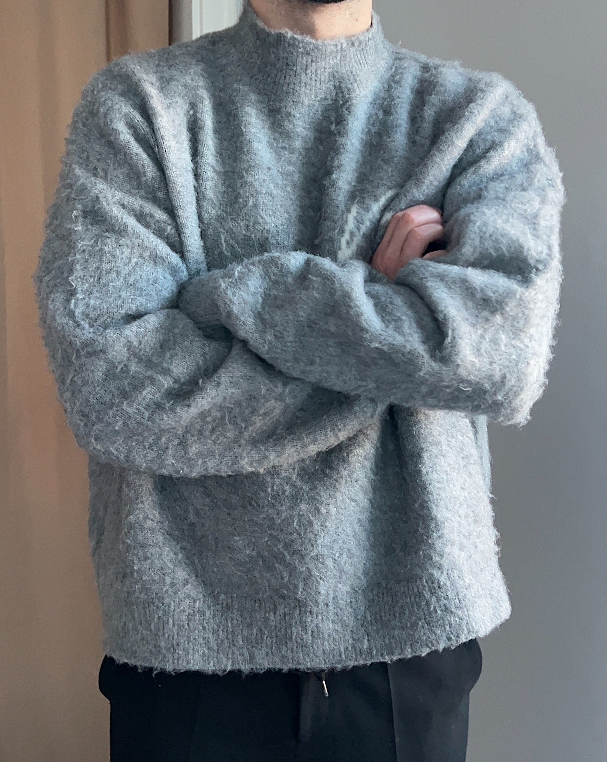 INITIAL COMFY SWEATER - GREY