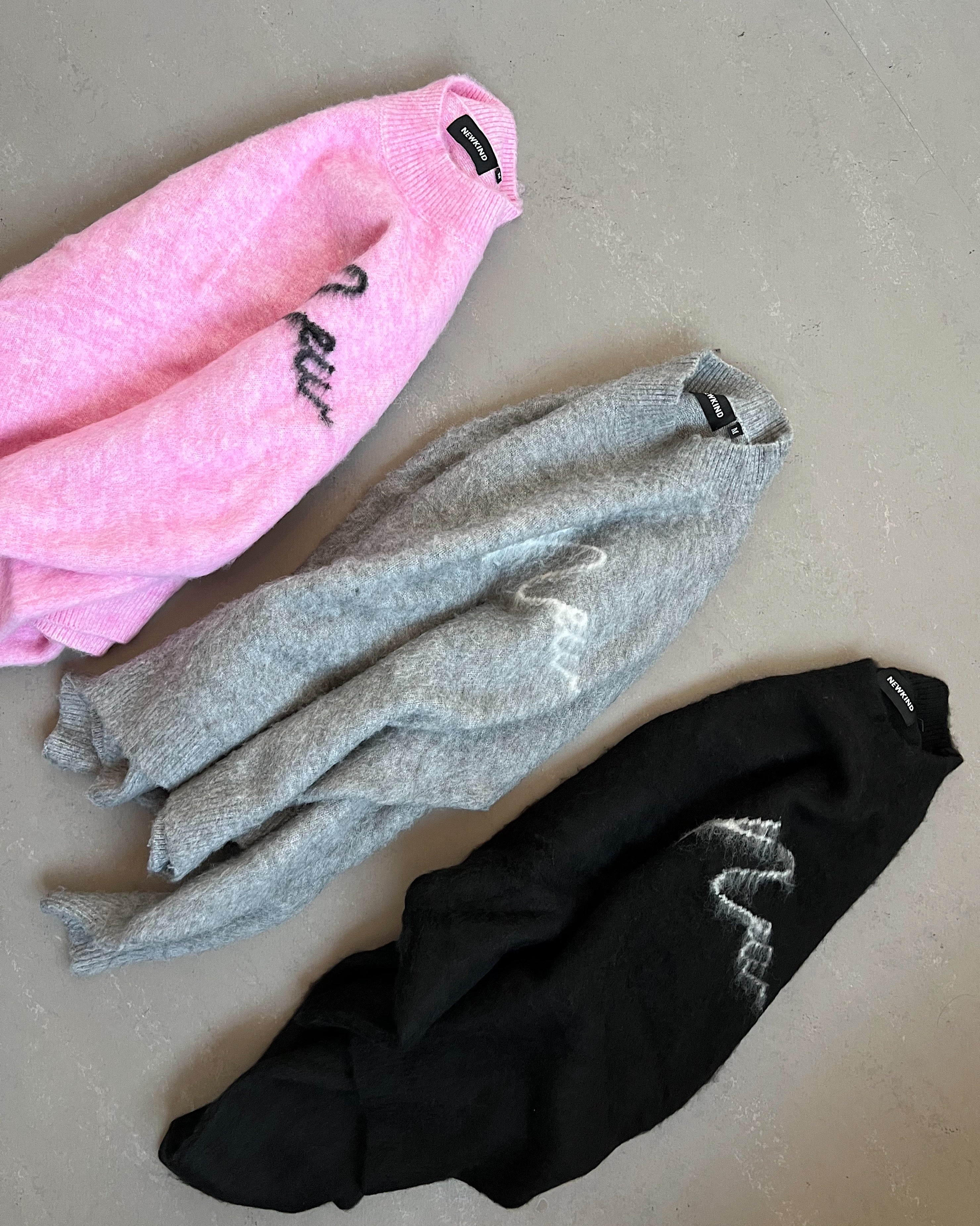 INITIAL COMFY SWEATER - GREY