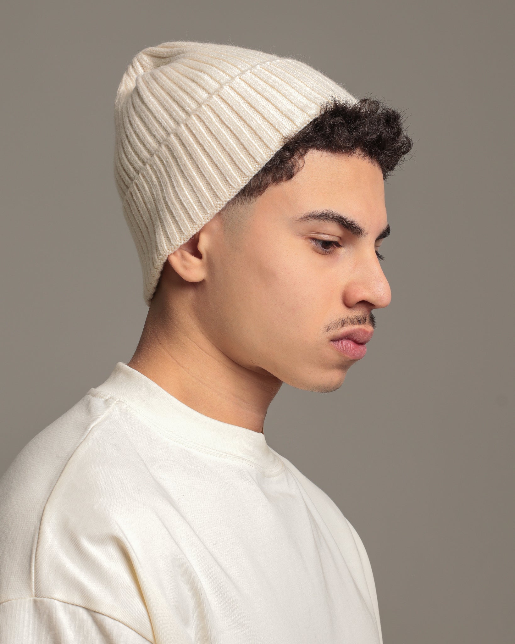 ESSENTIAL BEANIE - OFF WHITE