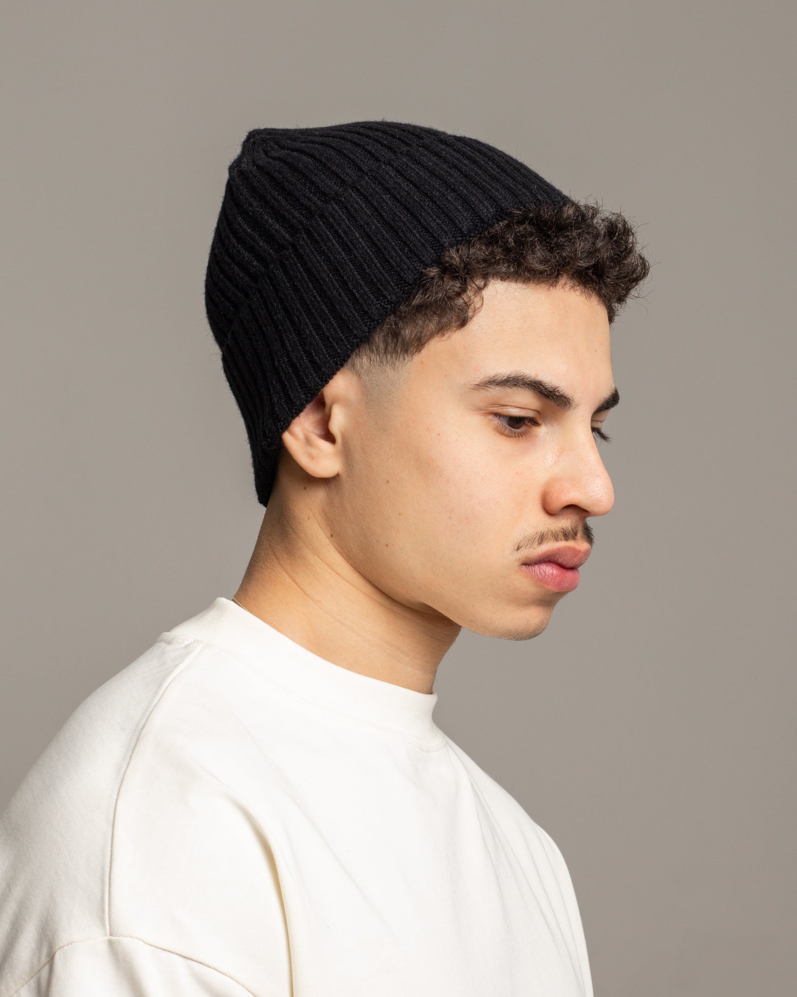 ESSENTIAL BEANIE - BLACK