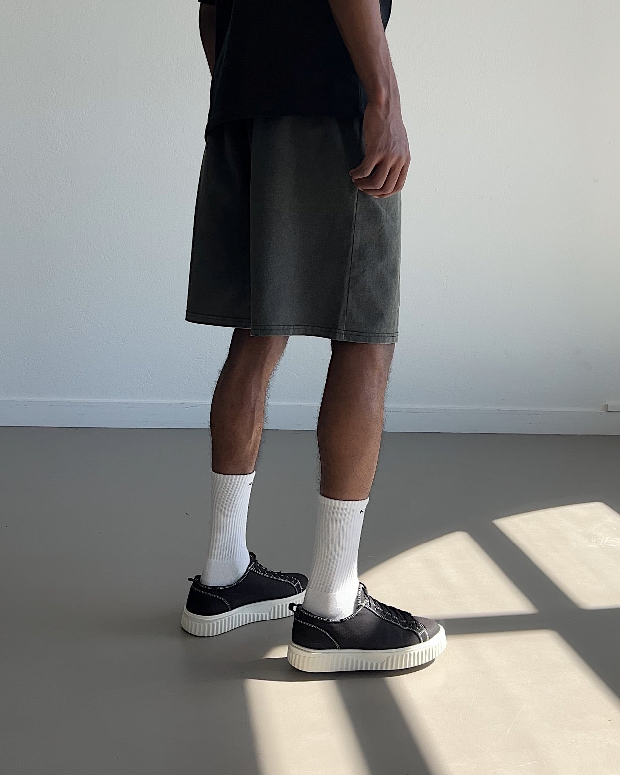 ESSENTIAL SHORTS - WASHED BLACK